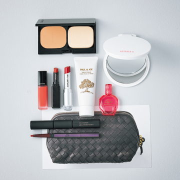 ＜美容愛好家・野毛まゆりさん＞夕方もクリアな印象をキープする“質感ポーチ”【麗しマダムたちのポーチの中身】