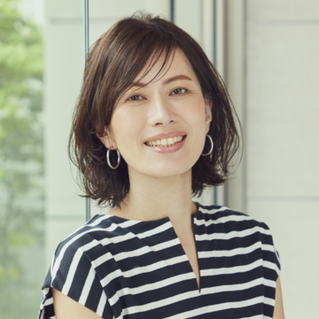 髪にやさしいパーマで軽やかにはねる動きをプラスした長めボブ【50代髪型・ヘアスタイル】