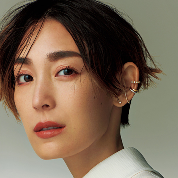 大小のダイヤモンドを重ねたイヤカフの複数づけで顔まわりをドラマティックに