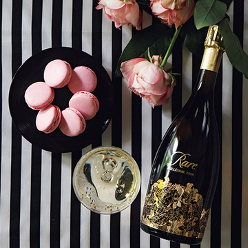 高貴にして優雅な味わい。レア・シャンパーニュ レア 2008とバラのマカロン