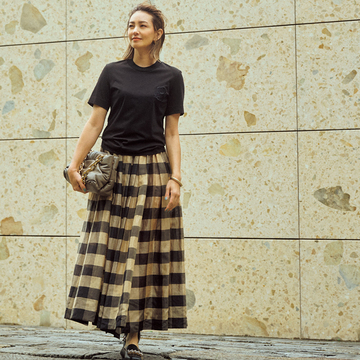【村山佳世子さんの着こなしアイディア】黒Tシャツ×軽やか素材のチェック柄スカートで夏の終わりもしっかり映える！