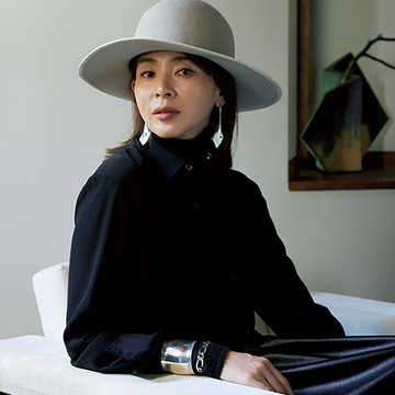 「シルバーと黒タートル」の組み合わせで知的な雰囲気を醸し出す