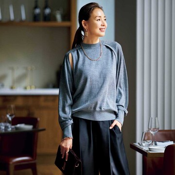 50代がホテルランチに穿いていきたい「ツヤ感ドレープパンツ」【オンオフで頼れる優雅な「黒パンツ」】