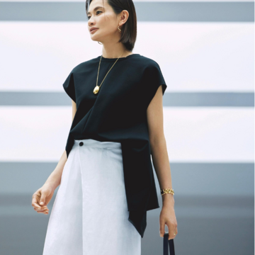 黒Tシャツのモダンなデザインは、メリハリを強調する白パンツで引き立てる。気温34℃｜8/18(月)【50代の毎日コーデ】