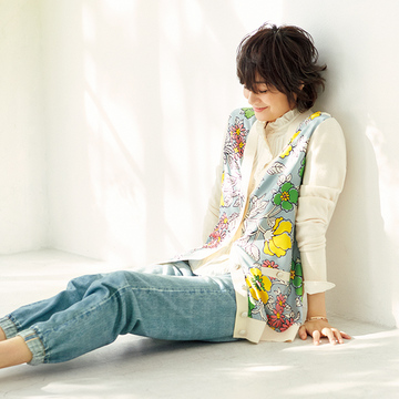 日だまりが似合う！春らしい明るい色の「花柄カーディガン」【富岡佳子が装う、春いちばんの服】