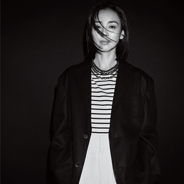 黒蝶真珠の個性をも受け止めるシンプルなボーダーとのクールな競演