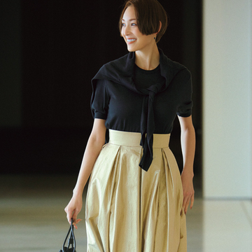 【張り感素材のスカートコーデ】ゴールドメタルが織り込まれたマキシ丈スカートでリッチ感たっぷりに