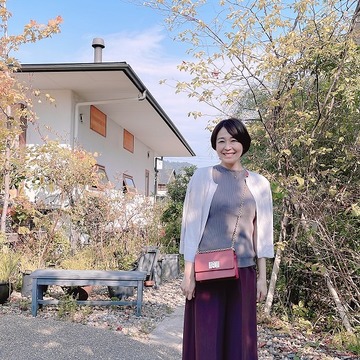 男顔フラット靴にワイドパンツスタイルで初秋の景色を楽しめるカフェへ。