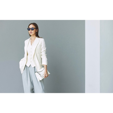 気品漂う白ジャケット×ジレにライトグレーパンツを添えて、初夏の洗練されたお仕事コーデを完成させる。気温25℃｜5/27(火)【50代の毎日コーデ】