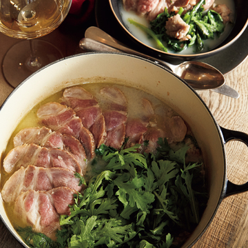 【川上ミホさんの絶品鍋】豆乳がシャルドネとマッチする「豚肉と春菊の豆乳鍋」