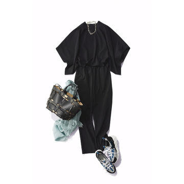 シンプルな黒のセットアップは、厚底スニーカーで抑揚をつけてこなれさせる。気温25℃｜6/9(金)【50代の毎日コーデ】