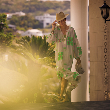 カフタンドレスで日常からエスケープする自由なマインドを表現【心ときめく！50代に似合う夏ワンピース】