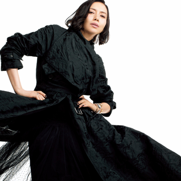 【中谷美紀】ドレスのようなブラックコートに時計とブレスレットを重ねて