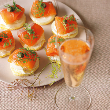 ロゼとの相性抜群！ひとくちサイズの「信州サーモンのふわふわパンケーキ」【有元葉子さんのお花見おつまみ】