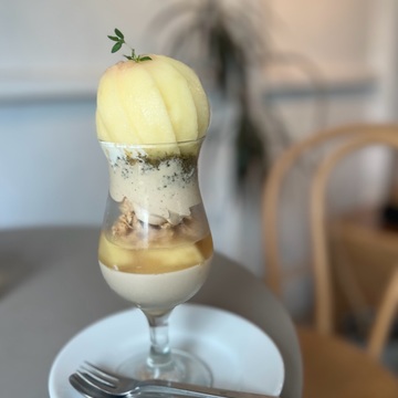 心ときめく桃パフェ♡コーデはピンク小物をきかせて