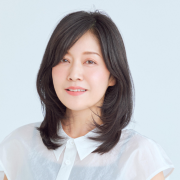 産毛とおくれ毛を生かして奥行きのあるセミロングに【50代髪型・ヘアスタイル】