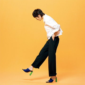 春トレンド「短い丈のトップス」はパンツとの相性も抜群！【富岡佳子の春いちばんに着たい服】