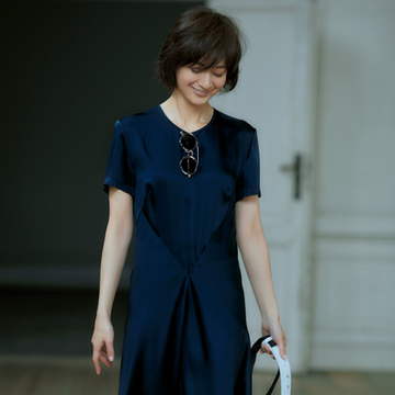 ドレッシーなドレスこそTシャツワンピースのような感覚で【大人のワンピース・マジック３】