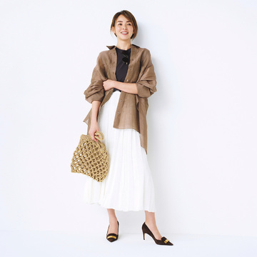 アースカラーのシアーシャツで初夏のフェミニンスタイルを軽やかに刷新！最高気温25℃｜5/25(木)【50代の毎日コーデ】