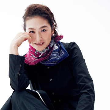 亜希、エルメスのスカーフをまとう　五選