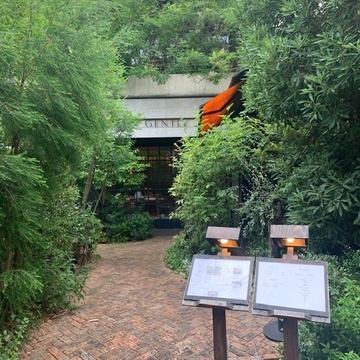 都会の喧騒を離れた緑豊かなレストラン