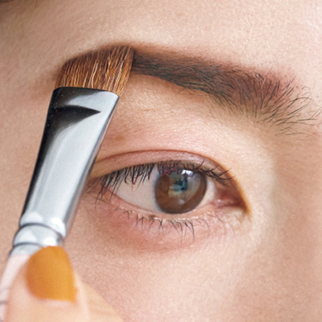 ＜アイメイク編＞フェイスラインのたるみに効く「形」の錯覚メイクテク【イガリシノブの「錯覚メイク」】