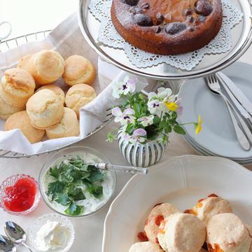 プレーンなスコーンとチェダーチーズスコーン、マロンのタルト、フルーツケーキ