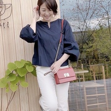 定番デニムを白に変えて、手持ちの服や小物も新鮮なコーディネートに。