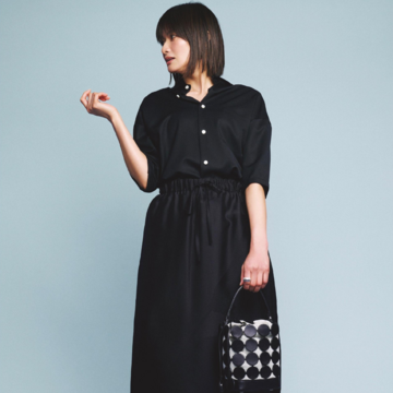 カジュアルな黒コーデに旬なシルバースニーカーを足して小気味よく！気温29℃｜7/13(日)【50代の毎日コーデ】