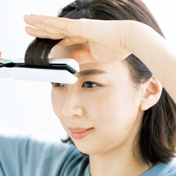 自然な立体感のあるゆるカーブをつくる「前髪のちょい巻き」テク【ストレートアイロンちょい巻きLESSON】