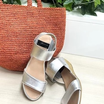 軽量シルバーサンダルで楽しく過ごす50代の夏。ロングセラーの「GAIMO・ゴムつきウエッジソールサンダル」