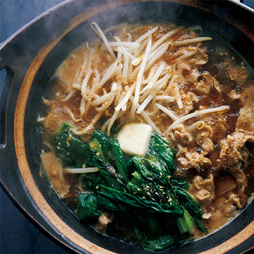 締めはラーメンに！ 焼き小松菜と豚バラの味噌バター鍋【絶品鍋レシピ28days】