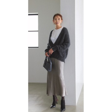 ふわふわニット×ツヤスカートの風合いがシックなグレーコーデに優雅さを与える。気温9℃｜1/11(木)【50代の毎日コーデ】