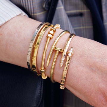 ラフな着こなしをあか抜けさせるポイントは「ジュエリー」の重ねづけ【パリ・ミラノのおしゃれSNAP】