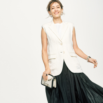 【50代に似合う白×黒】「揺れる」スカートでドラマティックに！ ドレスアップスタイルにも