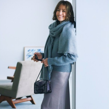 冬コーデにツヤ感スカートを投入して女らしさも気分も高揚【今買って正解！なロングスカート】