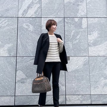 パンツスーツにボーダートップスを合わせて