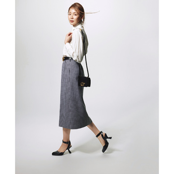 ブラウス×タイトスカートは、太ストラップパンプスでかっこいいアクセントを投入。気温26℃｜10/3(火)【50代の毎日コーデ】