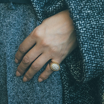 【50代に今必要なジュエリーとの向き合い方】大人の小指に「ヴァン クリーフ&アーペル」のボリューミーなリングを