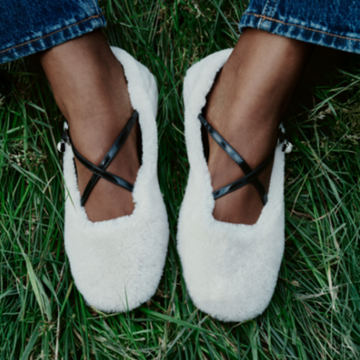 【eclat’s pick up】ジミー チュウから登場したふわもこ靴&バッグが、50代の冬の装いに高揚感をもたらす