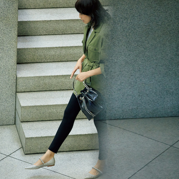 ジミー チュウの“上品インパクト靴”で足もとをより美しく【春ファッションに加えたい！マダム戸野塚厳選のフラット靴】