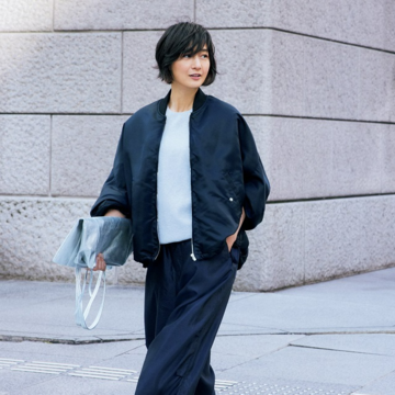 【春にぴったりなネイビーの刷新力】黒にはない明るさと清潔感が新鮮！【富岡佳子が見せる「ネイビー」の力】