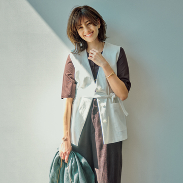 “IラインTシャツ”はジレを重ねて縦長シルエットであかぬける【気の利いたTシャツの着こなし】