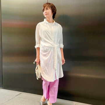 つやトロシャツ×カラーパンツ