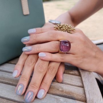 夏に合わせる大人のこっくりカラーネイル