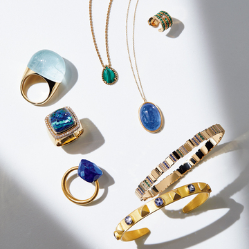 【50代の夏肌が輝くゴールドジュエリー】涼感カラーストーン×ゴールドでラグジュアリー感を