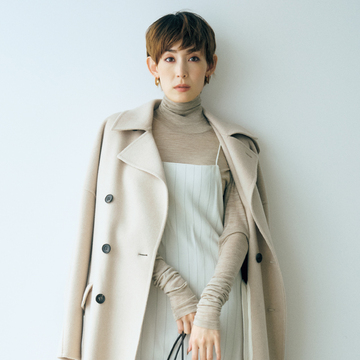 【50代のおしゃれ基本ルール】ベージュトーンで明るく！キャミワンピ×薄手タートルニットの旬コーデ