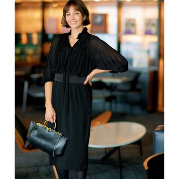 年末年始のお出かけに最適！シックかつ華やかな「L’UNE」のプリーツトップバックサテンドレス