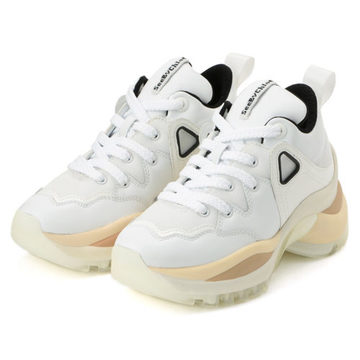 足元から鮮度をアップ！エクラ世代が取り入れやすいボリュームスニーカー