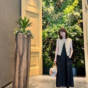 ショート丈ジレでグラングリーン大阪の人気ランチへ